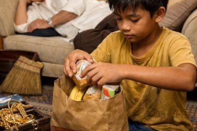 A BILLIONAIRE SLEPT WITH A PILE OF MONEY AND GOLD ON THE TABLE TO TRY HIS CHILD TO HELP—BUT HE WAS BROKEN TO TEARS WHEN HE SAW WHAT THE CHILD DID INSTEAD OF STEALING.