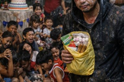 A GANG MEMBER WAS MISSED AT A BIRTHDAY PARTY BECAUSE HE WAS MISSED AS A CLOWN, SO HE WAS FORCED TO JUGGLE WITH A STOLEN SPOON AND DANCE LIKE A BABY SHARK WHILE BEING BEATING CHILDREN, SO HE RETURNED HOME ALL DAMNED AND WITH ONLY A LOOTED BAG