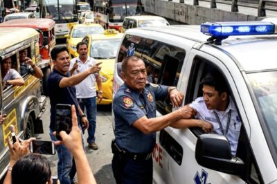 PINAHINTO NG TRAFFIC ENFORCER ANG ISANG AMBULANSYA NA MAY SAKAY NA PASYENTE KAYA NAGALIT ANG MGA TAO AT VINIDEOHAN SIYA, PERO NATIGILAN SILA NANG BIGLA NIYANG HILAHIN ANG DRIVER PALABAS AT SIYA ANG NAGMANEHO
