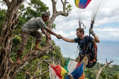 SUMABIT SA PUNO SA GILID NG BANGIN ANG PARAGLIDER SA SARANGANI, DUROG NA ANG PAG-ASA NANG AKYATIN SIYA NG MAGSASAKA NANG WALANG ARNES UPANG ITALI SIYA BAGO TULUYANG MAHULOG ANG NAPUNIT NA PARACHUTE