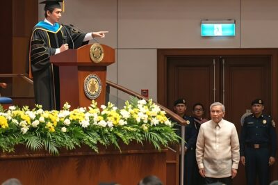 “BAWAL PO ANG TRABAHADOR DITO” — HINARANG NG GUARD ANG MATANDANG NAKA-BARONG… PERO NANG TAWAGIN SIYA NG VALEDICTORIAN NA “TATAY”, NAGULANTANG ANG MGA PROPESOR!