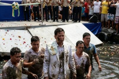 NAGYABANG ANG MAYOR SA TIBAY NG BAGONG TULAY PERO NAHULOG SA MABAHONG ESTERO NANG BUMIGAY ANG ENTABLADONG GAWA SA INANAY NA PLYWOOD HABANG TUMUTUGTOG ANG ‘PUSONG BATO’