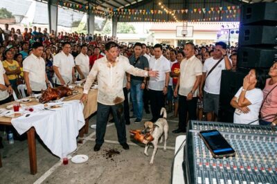 ANG MAYOR NA KILALA SA PAGIGING MALINIS AT MAKA-DIYOS, NAPAHIYA SA HARAP NG BUONG BARANGAY MATAPOS TANGAYIN NG ISANG ASKAL ANG ULO NG LECHON SA KANIYANG VIP TABLE, NGUNIT ANG MAS NAKAKAGULAT AY ANG NAHULOG NA CELLPHONE MULA SA KANIYANG BULSA NA KUMONEKTA SA BLUETOOTH SPEAKER AT NAG-PLAY NG RECORDING