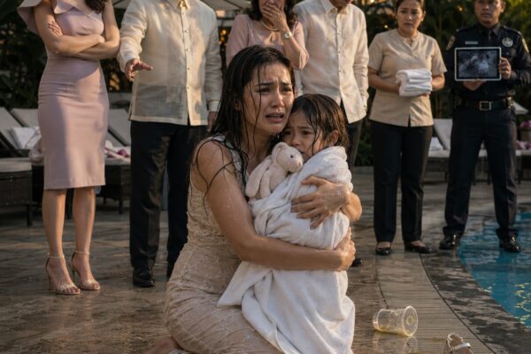 Ngumiti ang Kapatid Ko Bago Nahulog ang Anak Ko sa Pool, Hinawakan Ako...